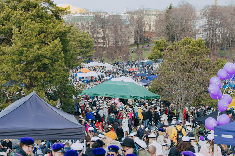 Ihmisjoukkoa Kaivopuistossa.
