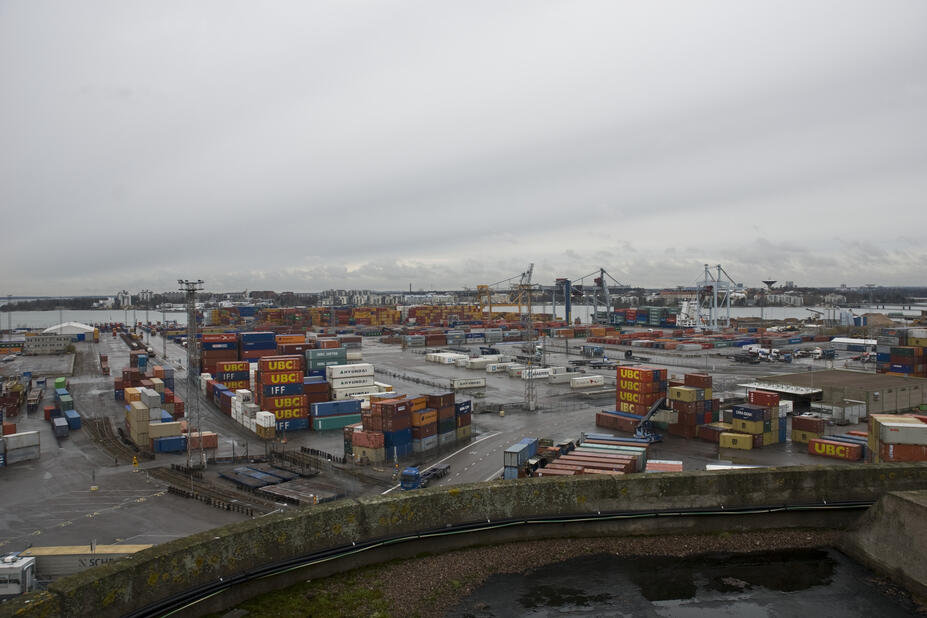  Näkymä Jätkäsaaren Bunkkerin katolta satamakentälle länteen. Melkinlaiturissa konttialus. Taustalla Lauttasaari.