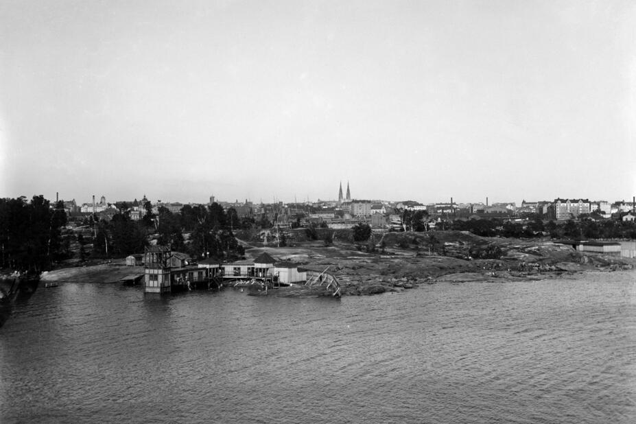  Busholman (nykyinen Jätkäsaari) uimalaitos kuvattuna Saukon suunnasta. 