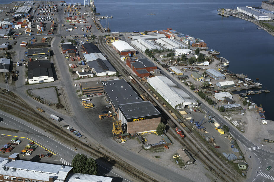 Länsisatama, Jätkäsaari. Keskellä on satamaoperaattori Finnsteven huolto- ja konttorirakennus jonka huoltohalliin menossa keltainen Valmet merkkinen 3-kerrostajalukki (pinkkari).