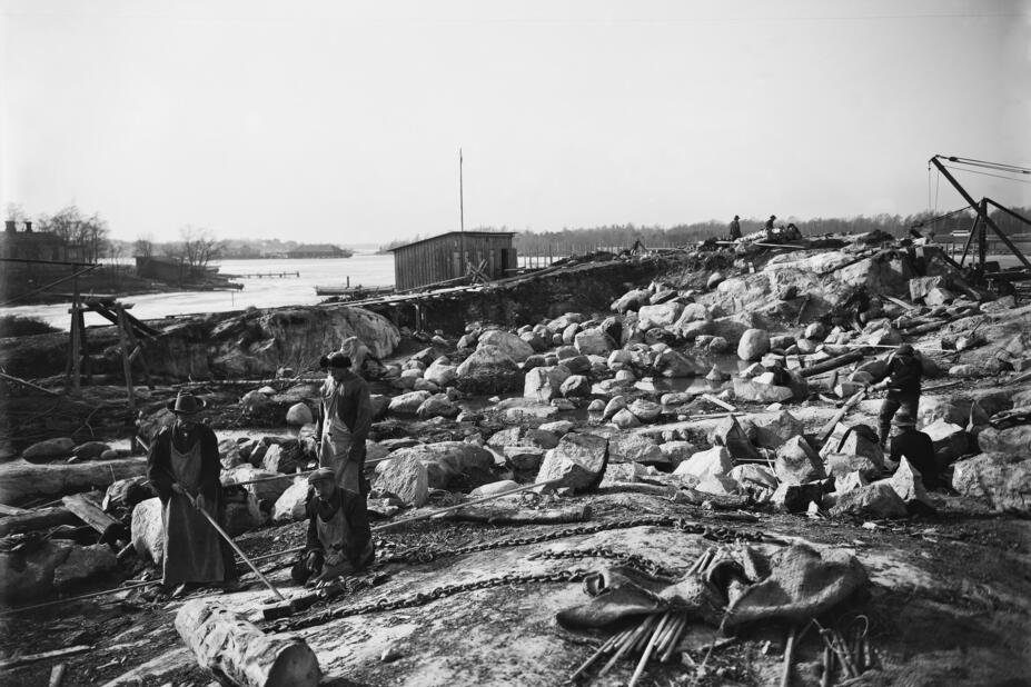 Ihmisiä satamanrakennustöissä.