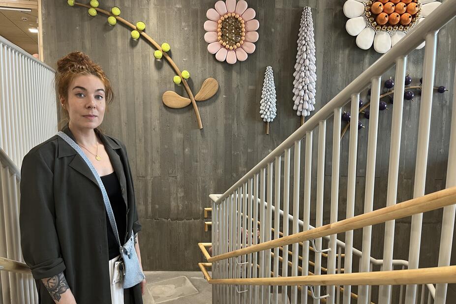 Nainen, seinätaidetta ja portaikko