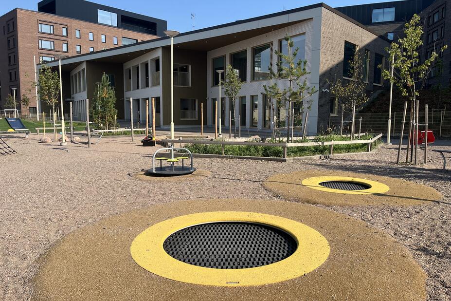 Päiväkodin piha, rakennuksia