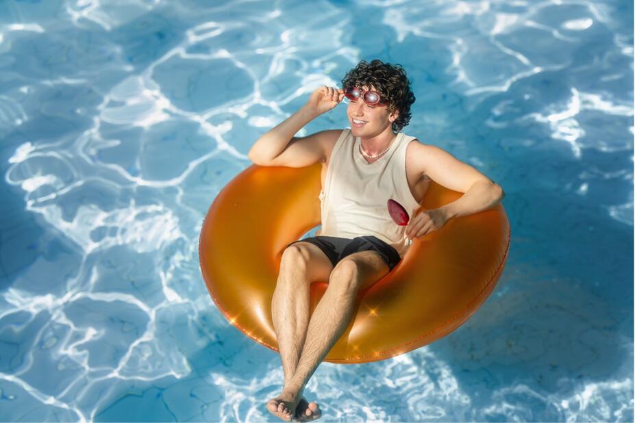 Nuori rentoutumassa altaalla.