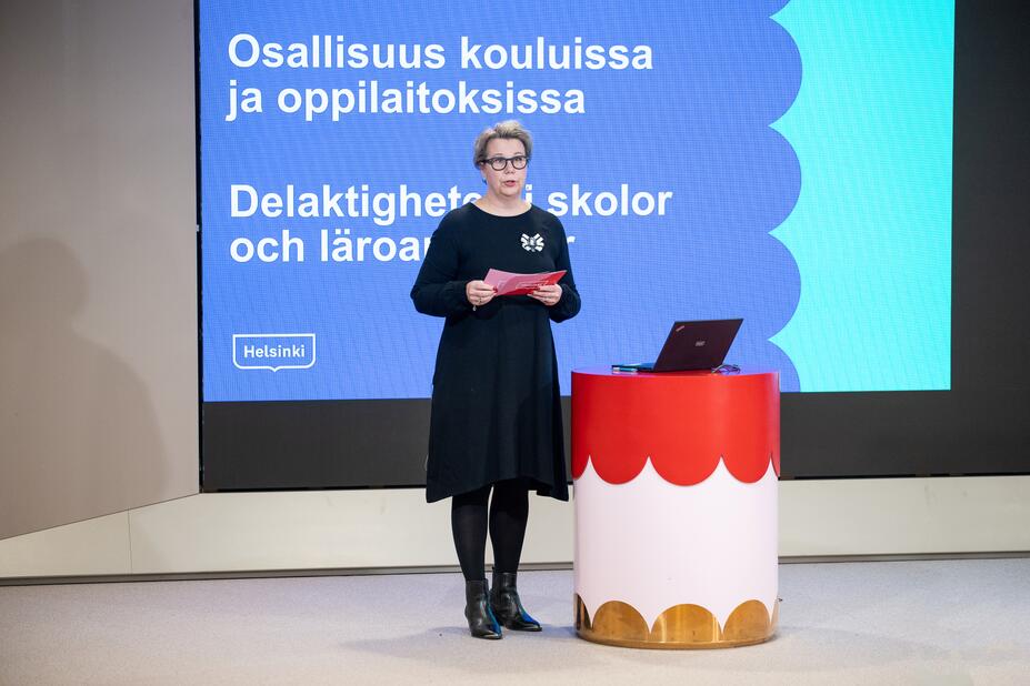 Apulaispormestari Johanna Laisaari Osallisuus kouluissa ja oppilaitoksissa -seminaarissa 24.11.2023.