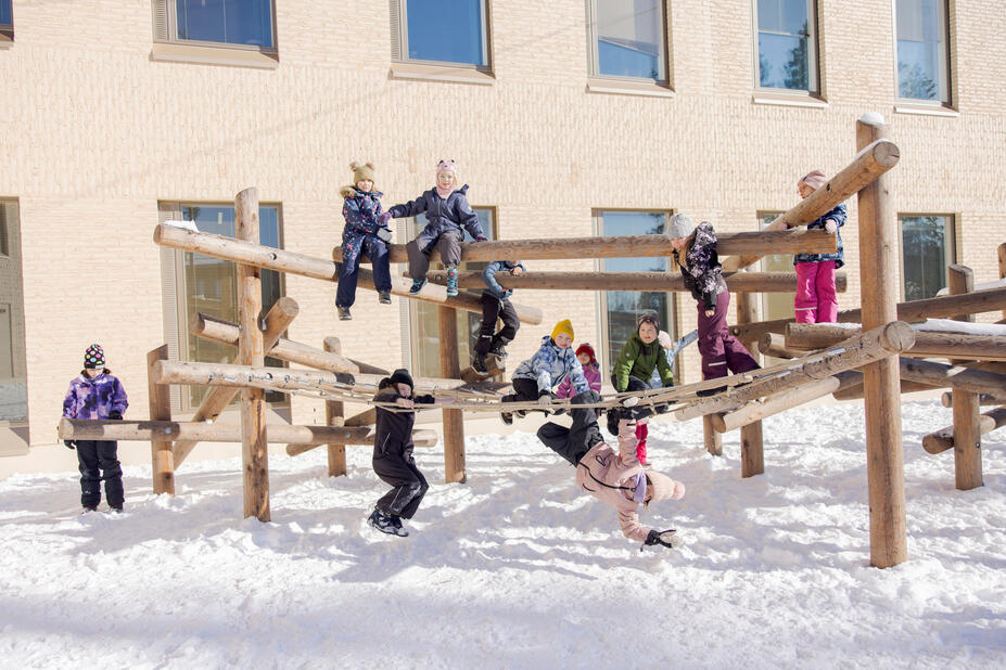 Lapsia ulkona leikkimässä.