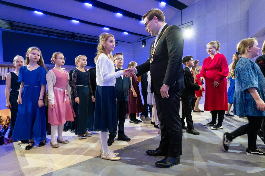 Pormestari Daniel Sazonov kättelee nelosluokkalaisia.