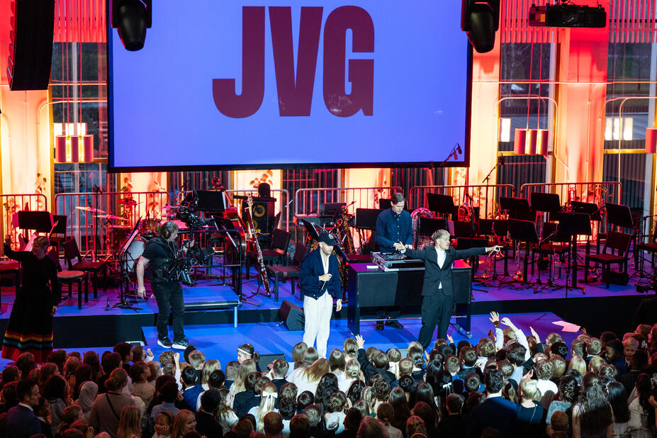 JVG esiintyi nelosten tansseissa.