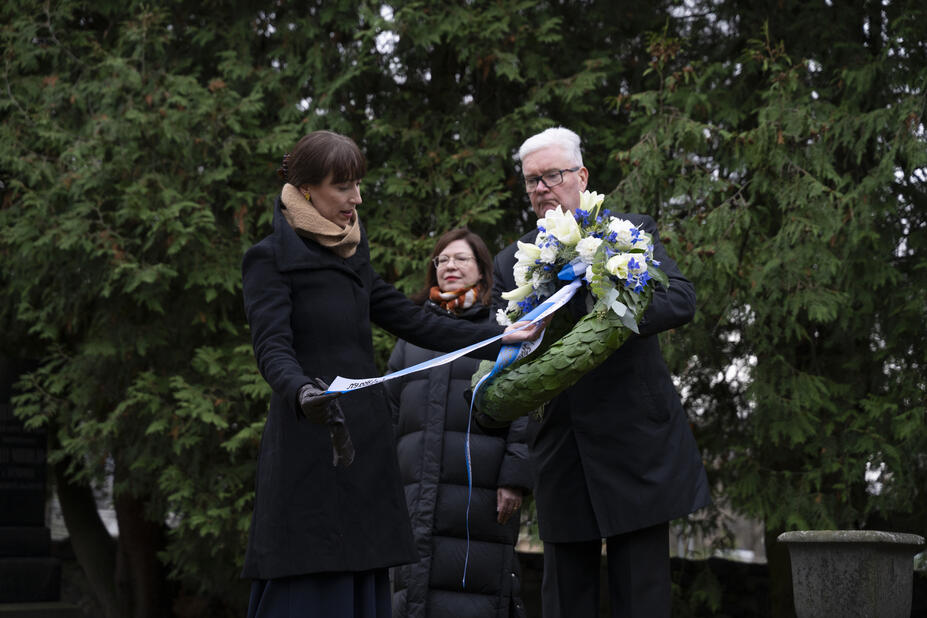 Kaupunginvaltuuston puheenjohtaja Eveliina Heinäluoma jättää seppelettä Leo Mechelinin haudalle yhdessä varapuheenjohtajien Juha Hakolan ja Anni Sinnemäen kanssa.