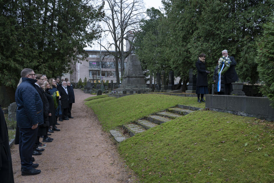 Koko pormestarikunta osallistui seppeleenlaskuun.
