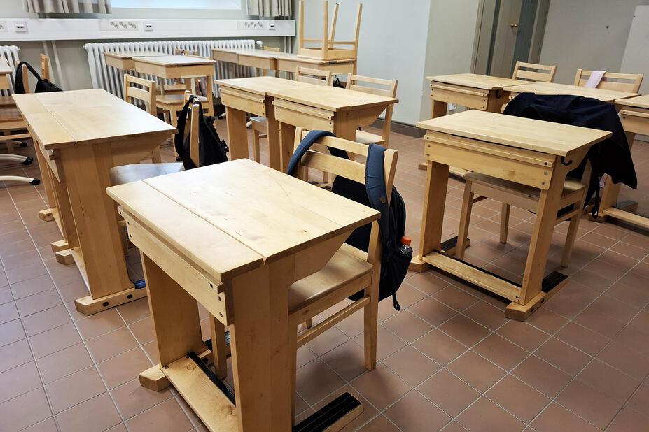 Kunnostettuja pulpetteja luokassa.