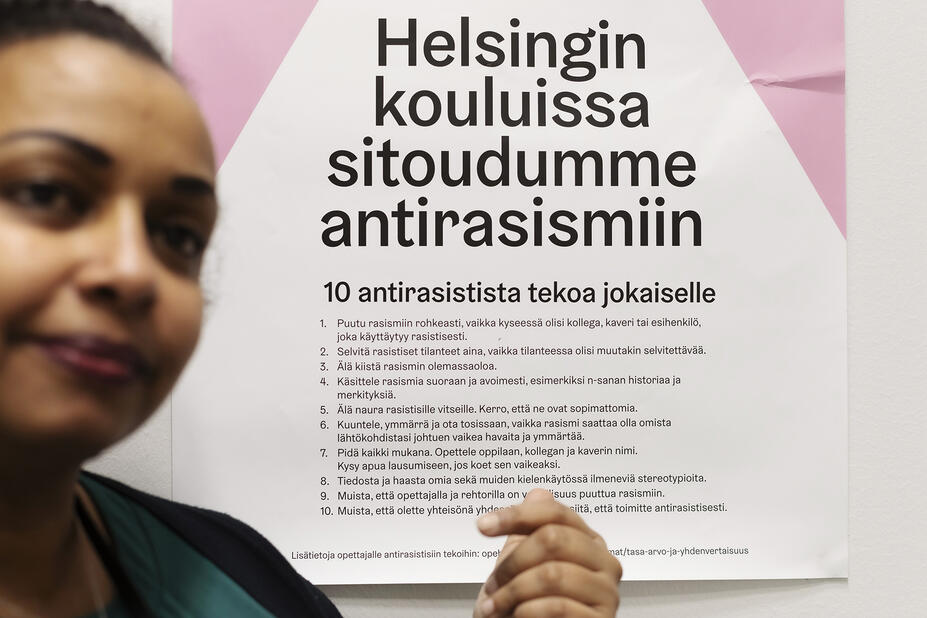 Seinällä juliste, joka kertoo Helsingin koulujen sitoutumisesta antirasismiin.