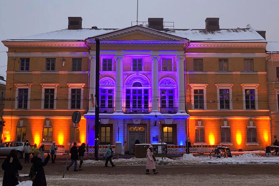 Kaupungintalo valaistuna Ukrainan värein.