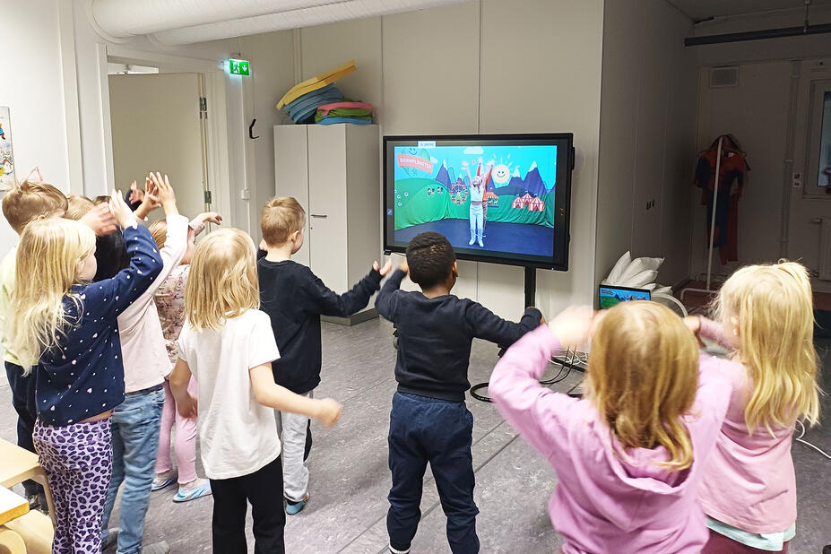 Lapset tanssivat videon tahdissa.