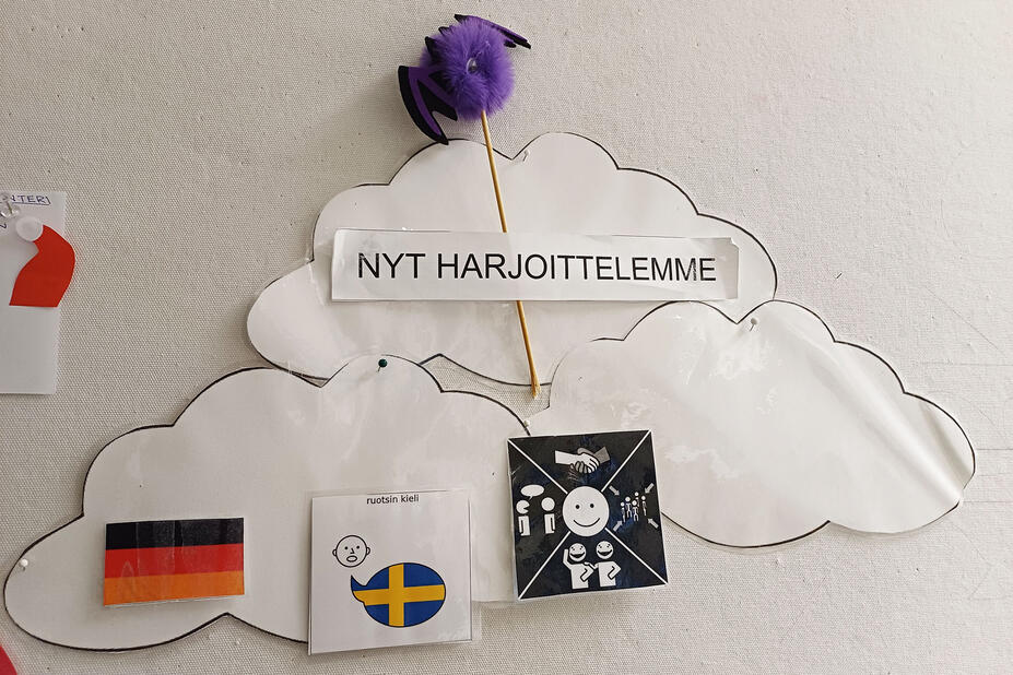 Yksityiskohtana Saksan ja Ruotsin liput päiväkodin seinällä.