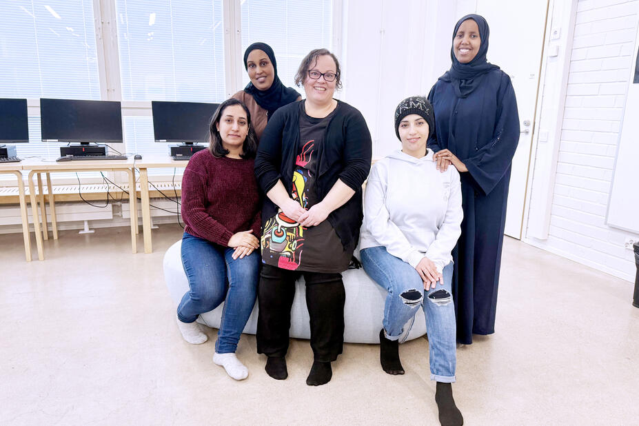 KOTIVA-ryhmä ja opettaja.