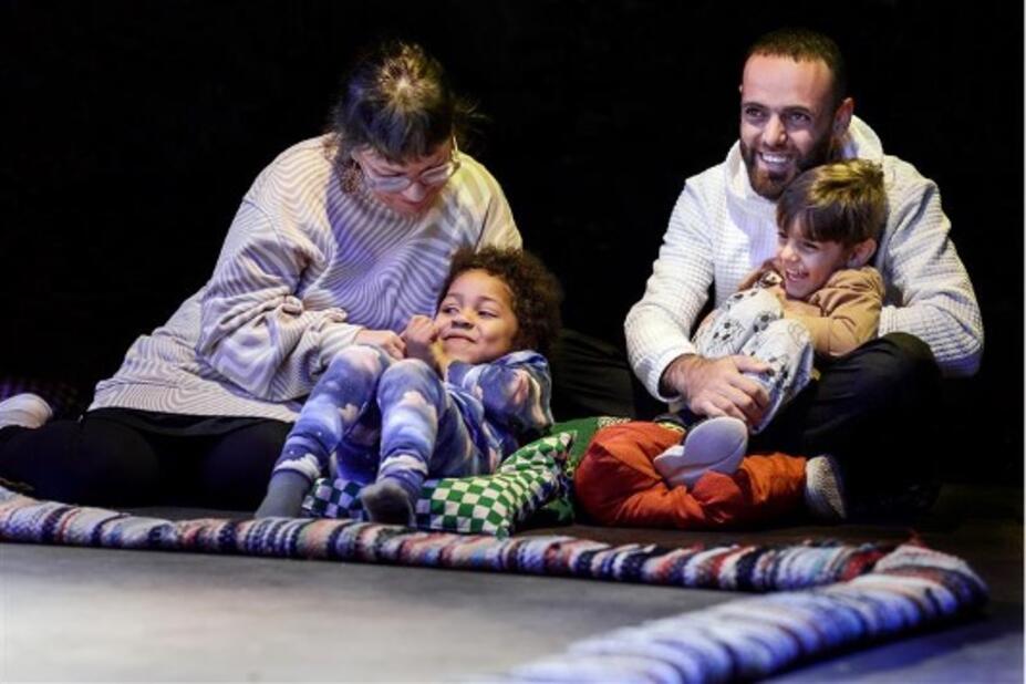 Kummilapsia Helsingin kaupunginteatterilla.