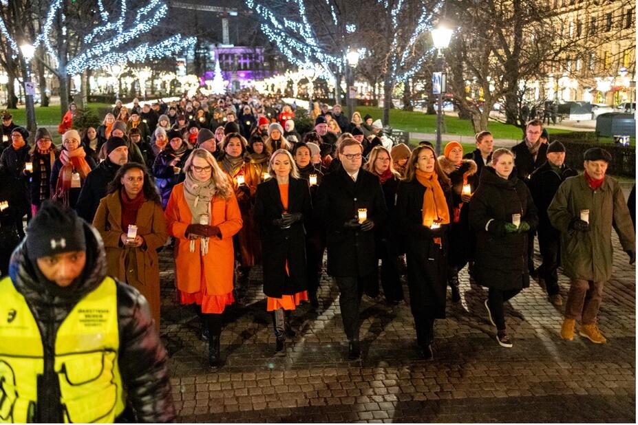 Hiljaisessa kynttiläkulkueessa satoja ihmisiä 