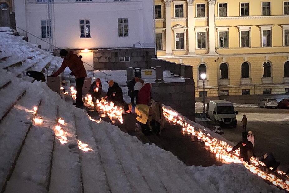 Som avslutning på evenemanget samlade Ukrainska föreningen i Finland in ljusen för att skicka dem till fronten i Ukraina, där stearinet används som energi- och ljuskälla. 