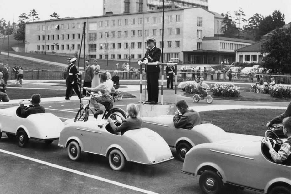 Mustavalkoinen kuva lasten liikennekaupungista vuoden 1958.