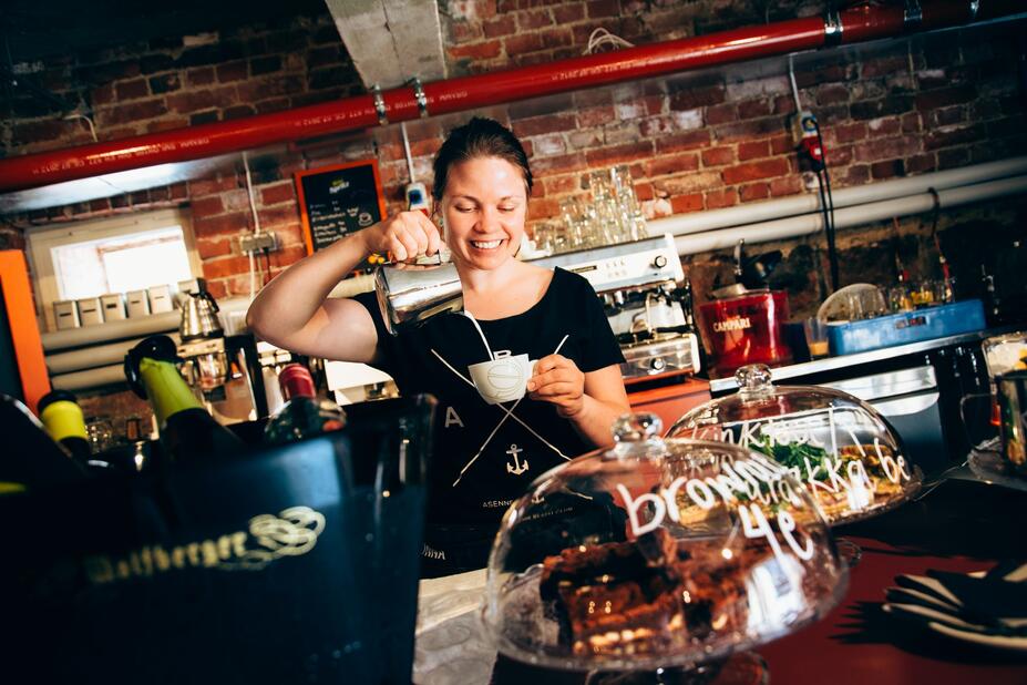 Helsingfors är fullt med många goda restauranger och kaféer, som ger värme och stämning för hösten. Bild: Jussi Hellsten