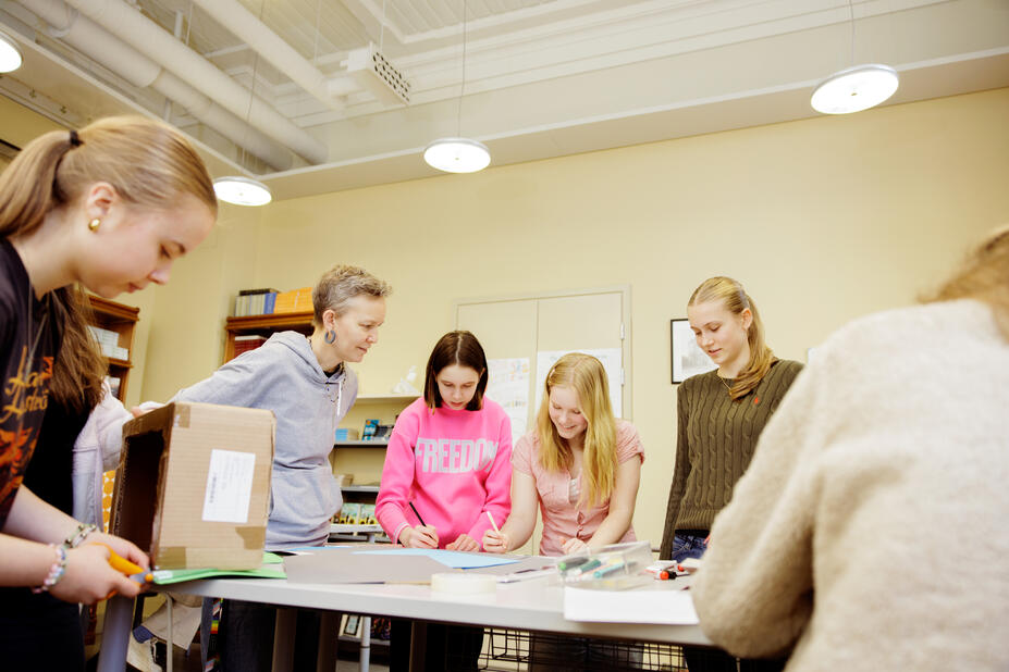 Läsrådselever arbetar med en utställning för Richardsgatans bibliotek.