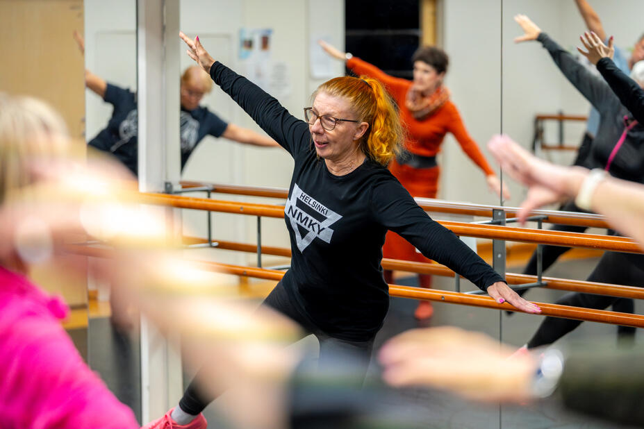 Senioreiden palvelutorilla Malmitalolla järjestettiin liikuntahetki