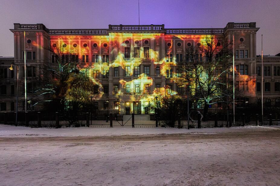 Max Lapinsuo-Sylwénin Chapters-projisointi- ja laserteos vanhan teknillisen korkeakoulun päärakennuksen seinässä.