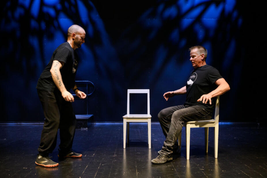 Pitkän impron näytelmä käynnissä.