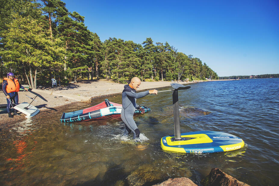 Vesiurheilua Meri-Rastilan rannalla.