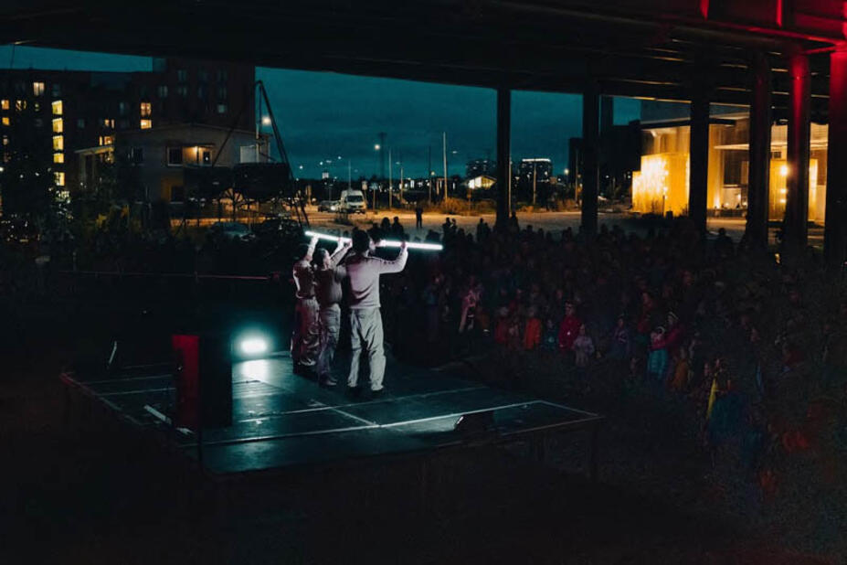 Umbra-esitys Kalasatamassa