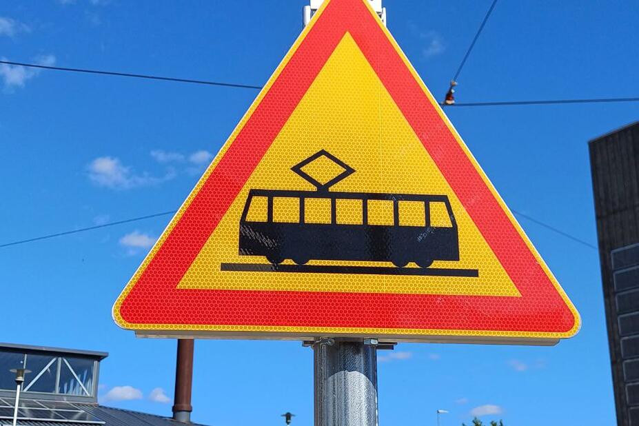 Raitiovaunusta varoittava liikennemerkki