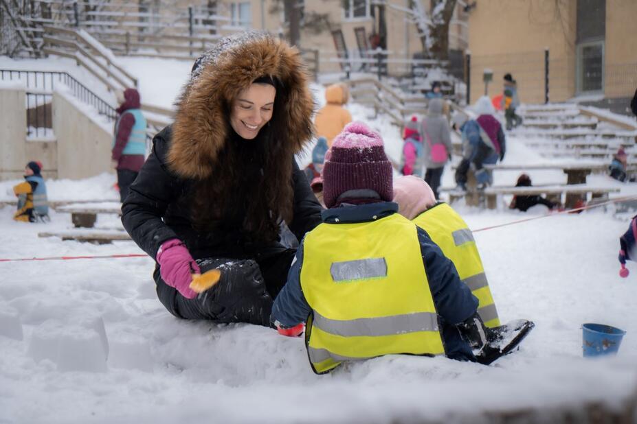 Miranda Stubb leker med några daghemsbarn.