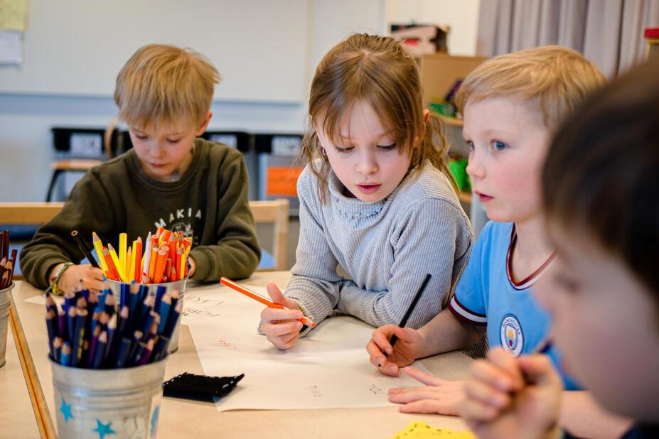 Elever i Munsknäs förskola övar på att skriva.