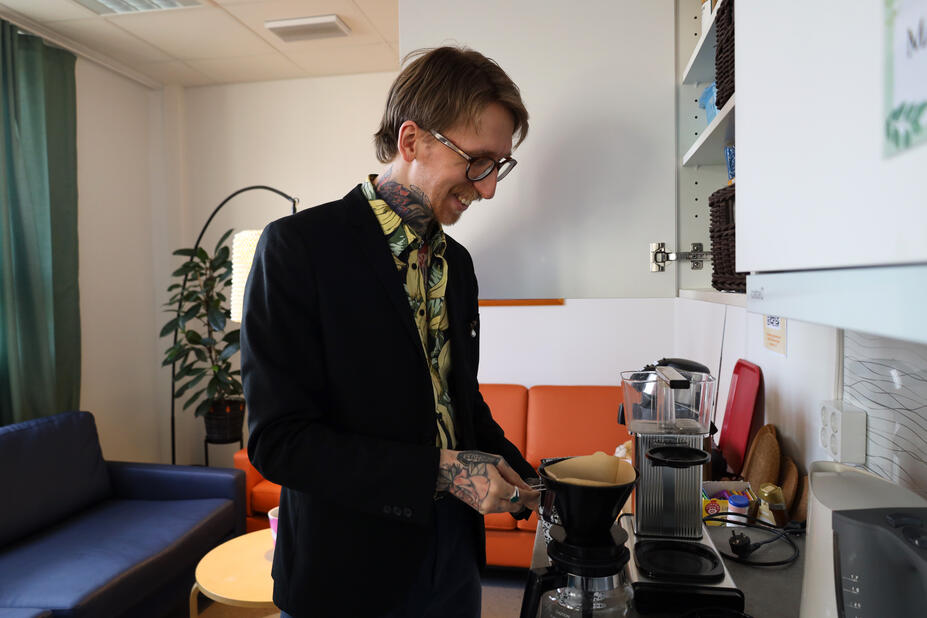Niko keittää kahvia