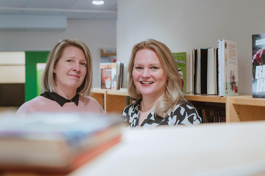 Heidi Lithén och Susanna Björkell i Nordsjö lågstadieskolas bibliotek.