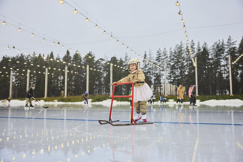 Lapsi luistelee Oulunkylän tekojäällä.