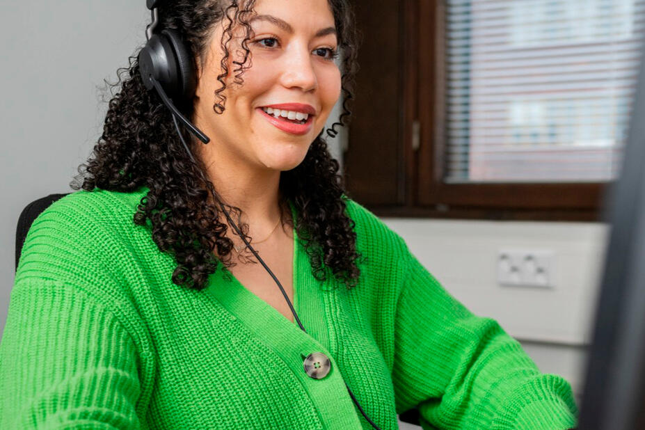 Henkilö puhuu puhelimessa.