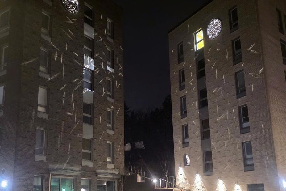 Party party -teos valaisee ympäristöään hämärässä.