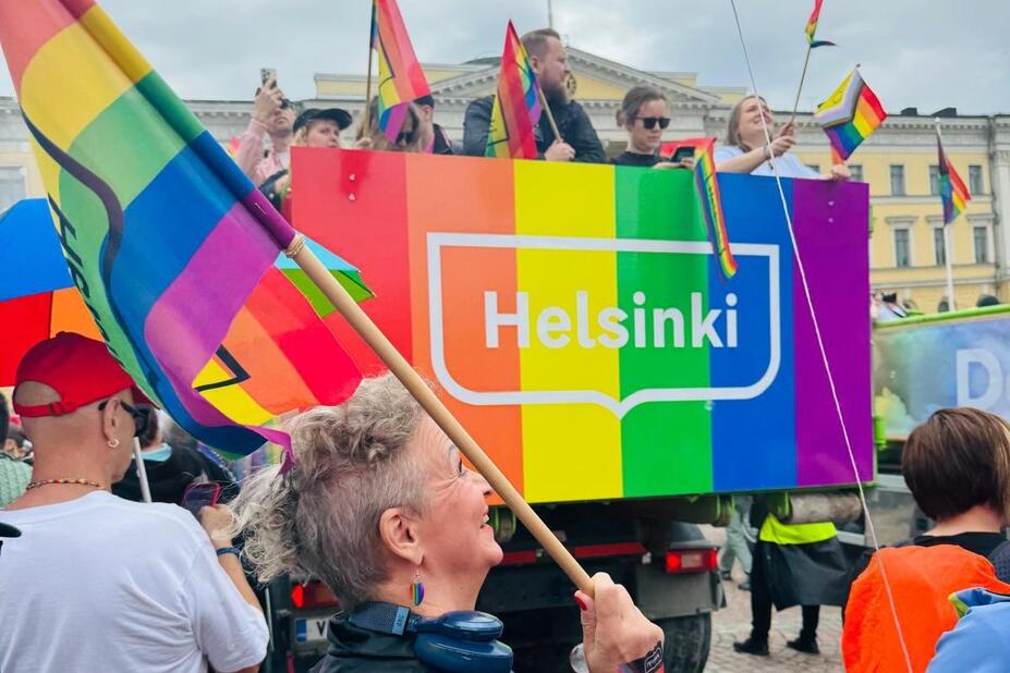 Helsingin kaupungin Pride-rekka ja juhlijoita Senaatintorilla.