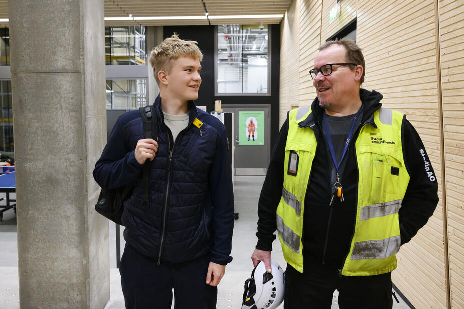 Patrik Tuominen ja Mauri Pollari kävelevät toimipaikan käytävällä.