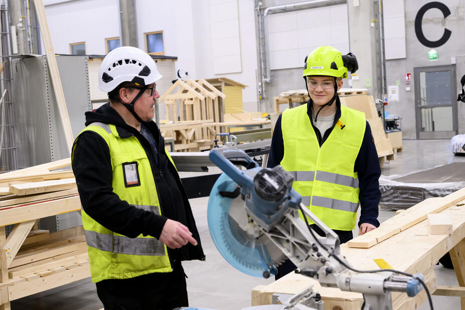 Patrik Tuominen ja opettaja Mauri Pollari Myllypuron toimipaikassa.