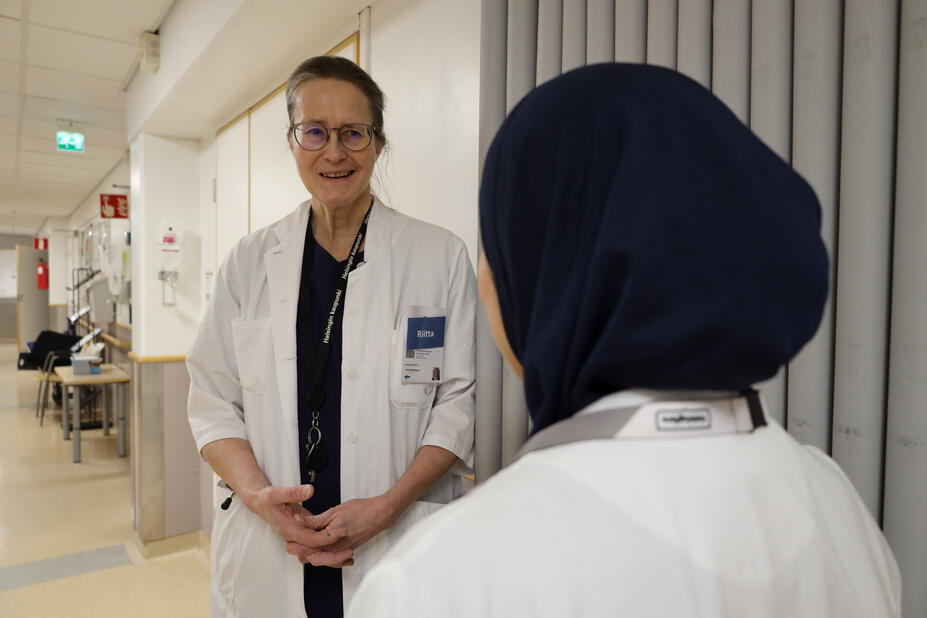 Geriatrian erikoislääkäri ja Malmin sairaalan apulaisylilääkäri Riitta Rowland keskustelee erikoistuvan lääkärin, Zahra Alimyn kanssa.