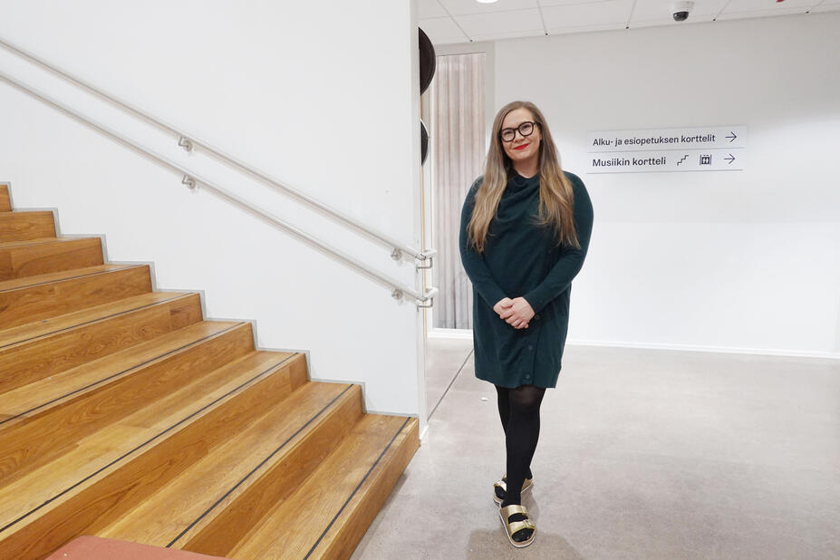 Sanna Pirttinen seisoo koulun käytävällä.