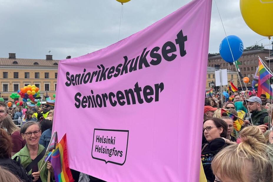 Helsingin seniorikeskukset edustettuina Pride-kulkueessa.