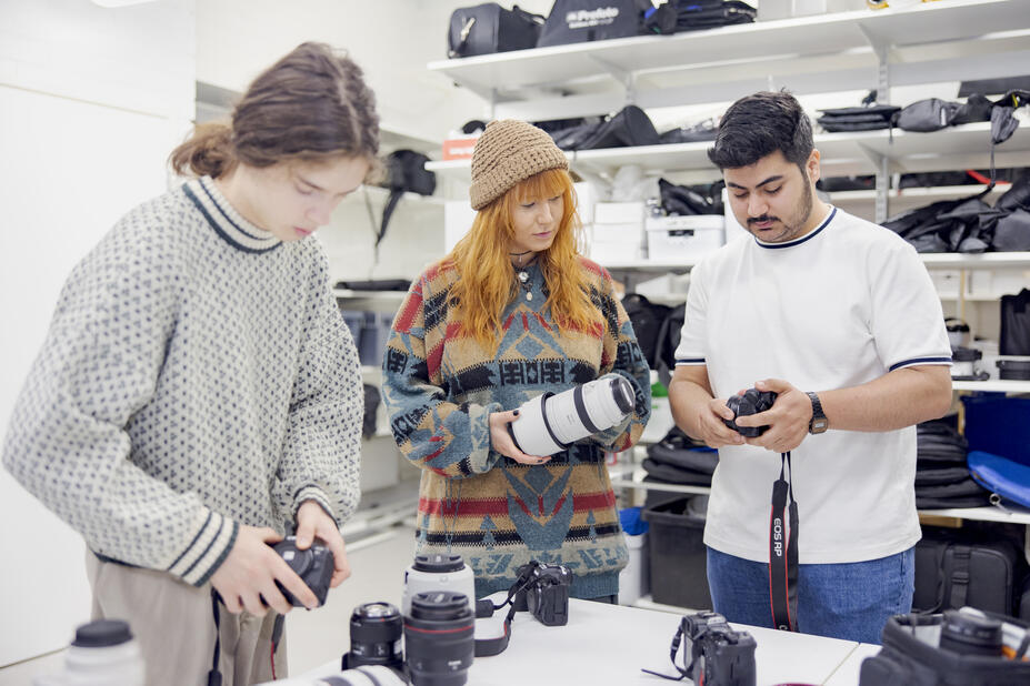 Stadin AO:n opiskelijat tutkivat kameroita.