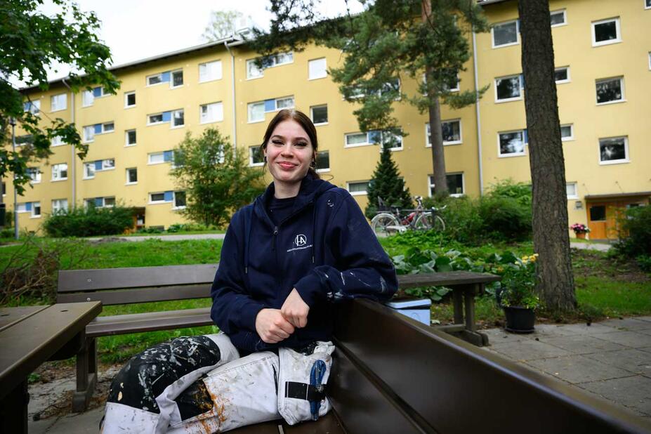 Pintakäsittelyalan opiskelija Maria Asikainen kerrostalon pihalla.