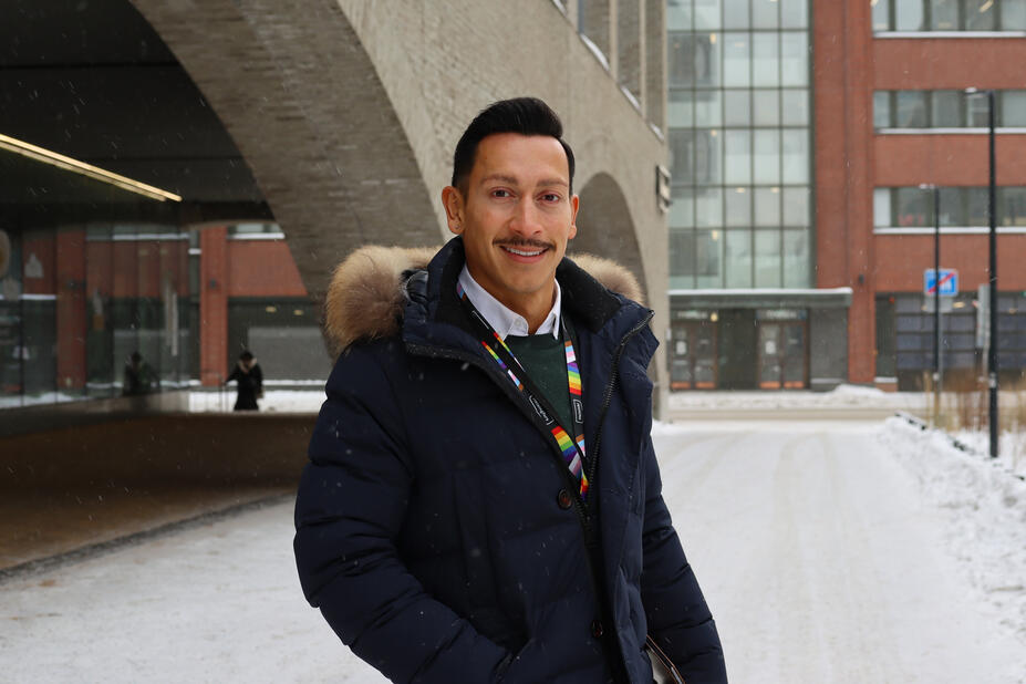 Projektinjohtaja ja maisema-arkkitehti Stefan Eklöf seisomassa Kymp-talon edessä.