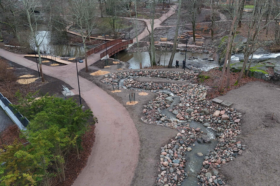 Etualalla näkyy noin 130 metriä pitkä kalatie. Sitä pitkin vaelluskalat voivat ohittaa Strömberginkosken vesiputouksen ja jatkaa kohti joen yläjuoksua.