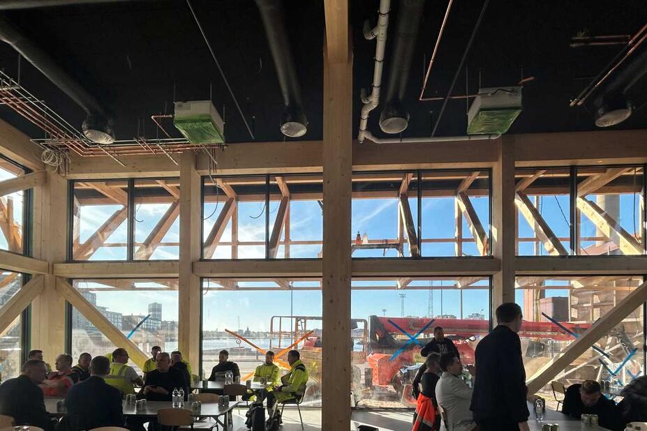 Harjakaisten viettoa yhteiskäyttökerhotilassa.